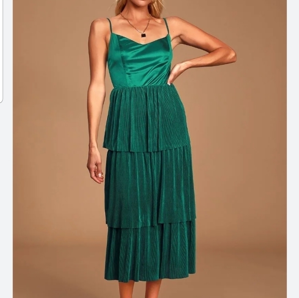 Lulu's Captivating Story Emerald Green Pleated Satin Tiered Midi Dress Size M